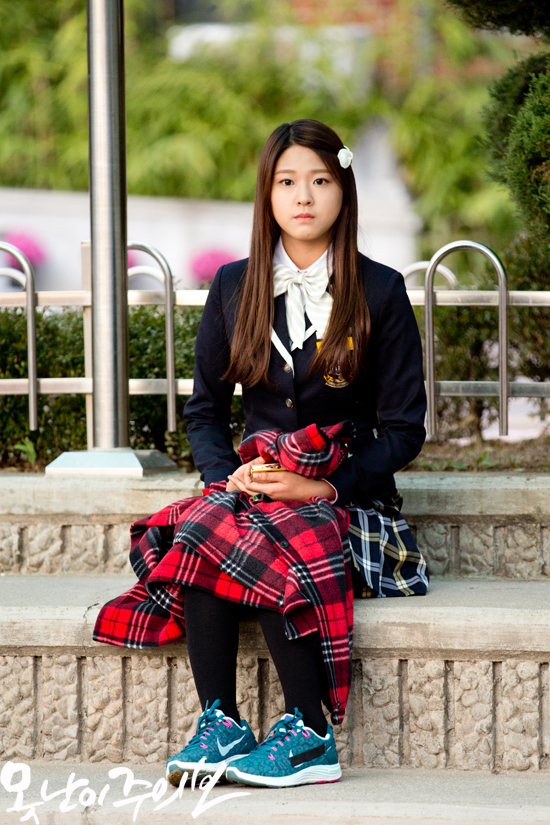 AOA 설현 못난이주의보 공홈 사진 - 빨리 어른이 되어버린 막내, 설현