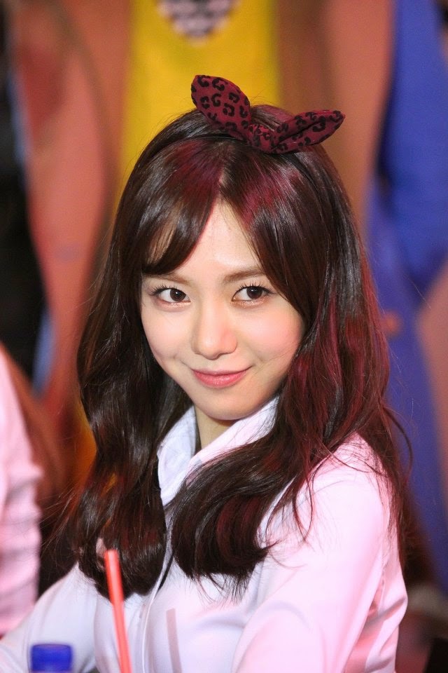 팬의 얼굴이 보고 싶은 민아(AOA).gif