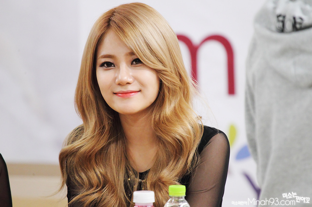 131027 AOA 김포공항 팬싸인회 직찍 (17 pics)