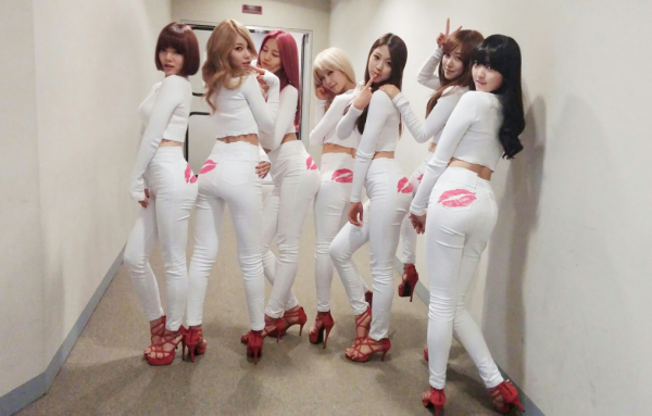 AOA 131016 트위터 - 쇼챔대기 중에 다같이~♥ aoa의 입술춤♡3♡