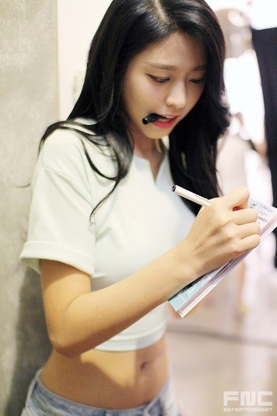 싸인하는 설현