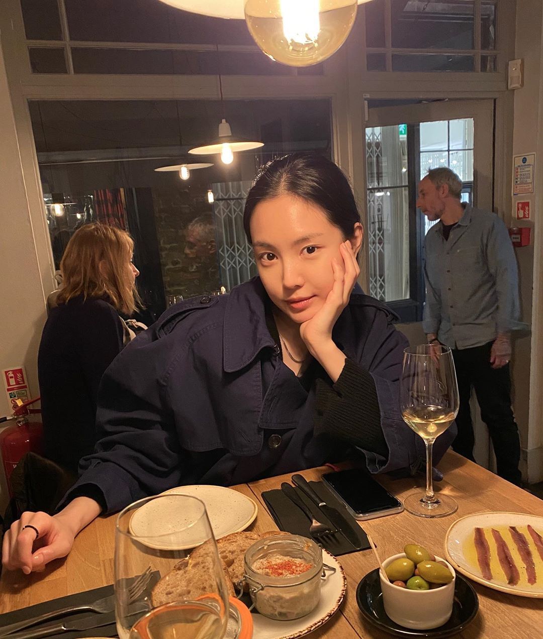 런던에서의 #에이핑크 손나은.insta (faet.생축 ??)
