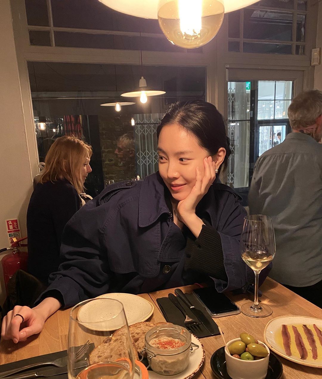 런던에서의 #에이핑크 손나은.insta (faet.생축 ??)
