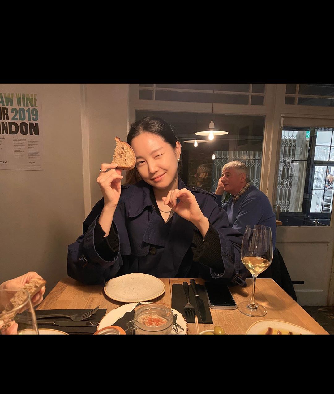 런던에서의 #에이핑크 손나은.insta (faet.생축 ??)