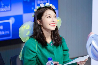 요정 날개를 착용한 에이핑크 정은지.jpg