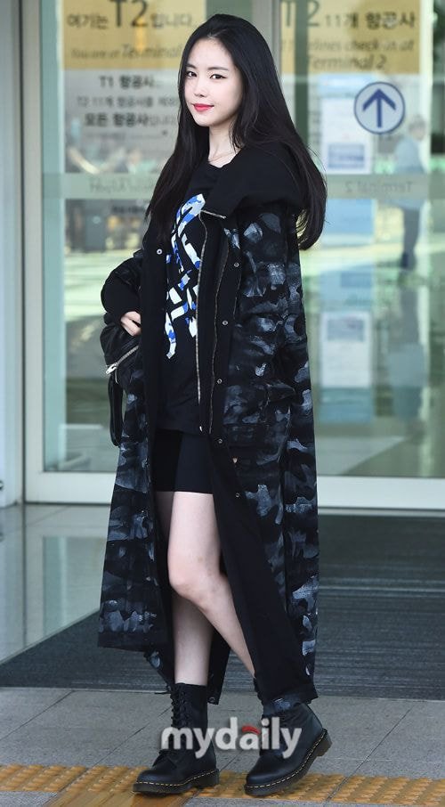 오늘자 출국하는 #손나은