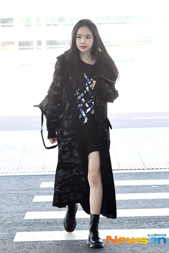 오늘자 출국하는 #손나은
