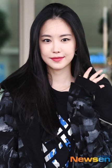 오늘자 출국하는 #손나은