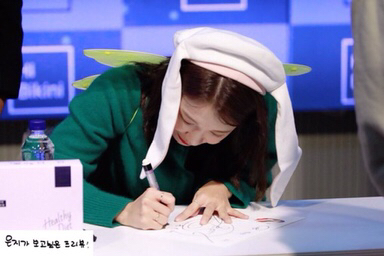 요정 날개를 착용한 에이핑크 정은지.jpg