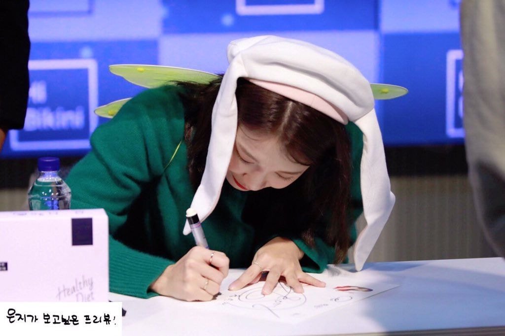 오늘자 정은지 팬사인회.jpg