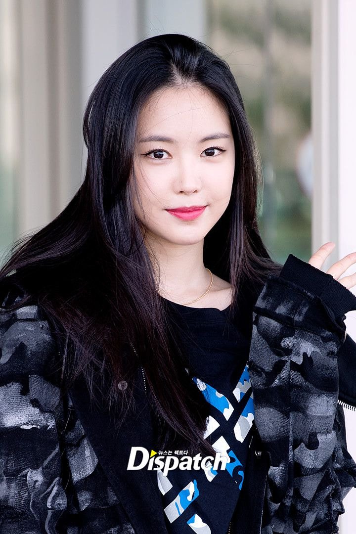 오늘자 출국하는 #손나은