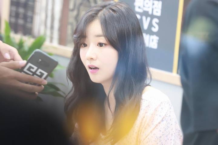 부모님 오픈하는 편의점에서 팬싸한 유투버 (with #에이핑크 #보미)