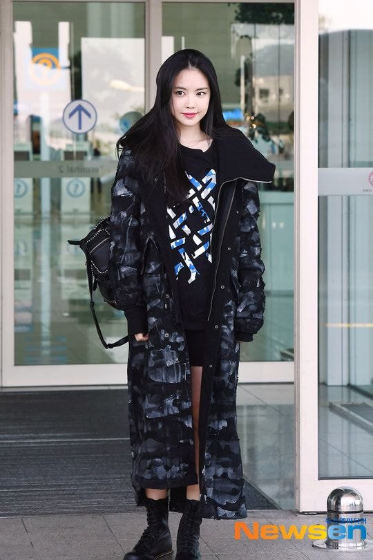 오늘자 출국하는 #손나은