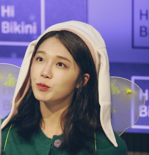 요정 날개를 착용한 에이핑크 정은지.jpg