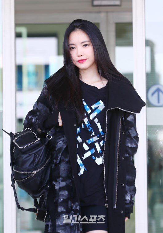 오늘자 출국하는 #손나은