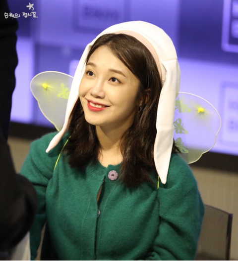 요정 날개를 착용한 에이핑크 정은지.jpg