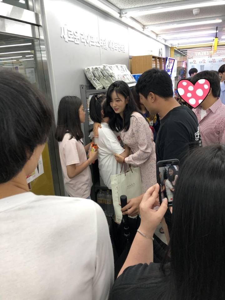 부모님 오픈하는 편의점에서 팬싸한 유투버 (with #에이핑크 #보미)