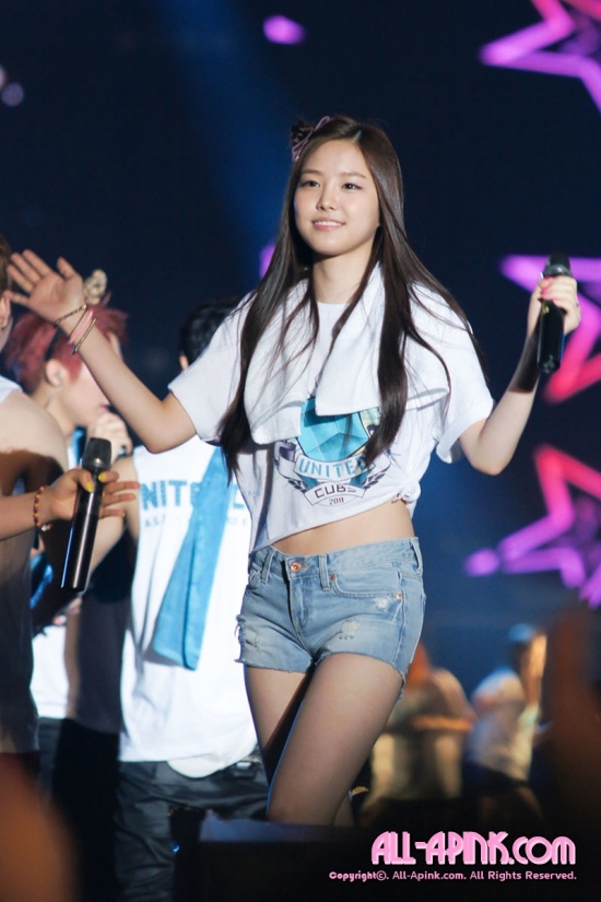 20인치 허리 노출한 에이핑크 손나은