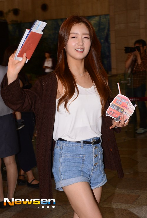에이핑크 130921 김포공항 출국 기사사진.jpg