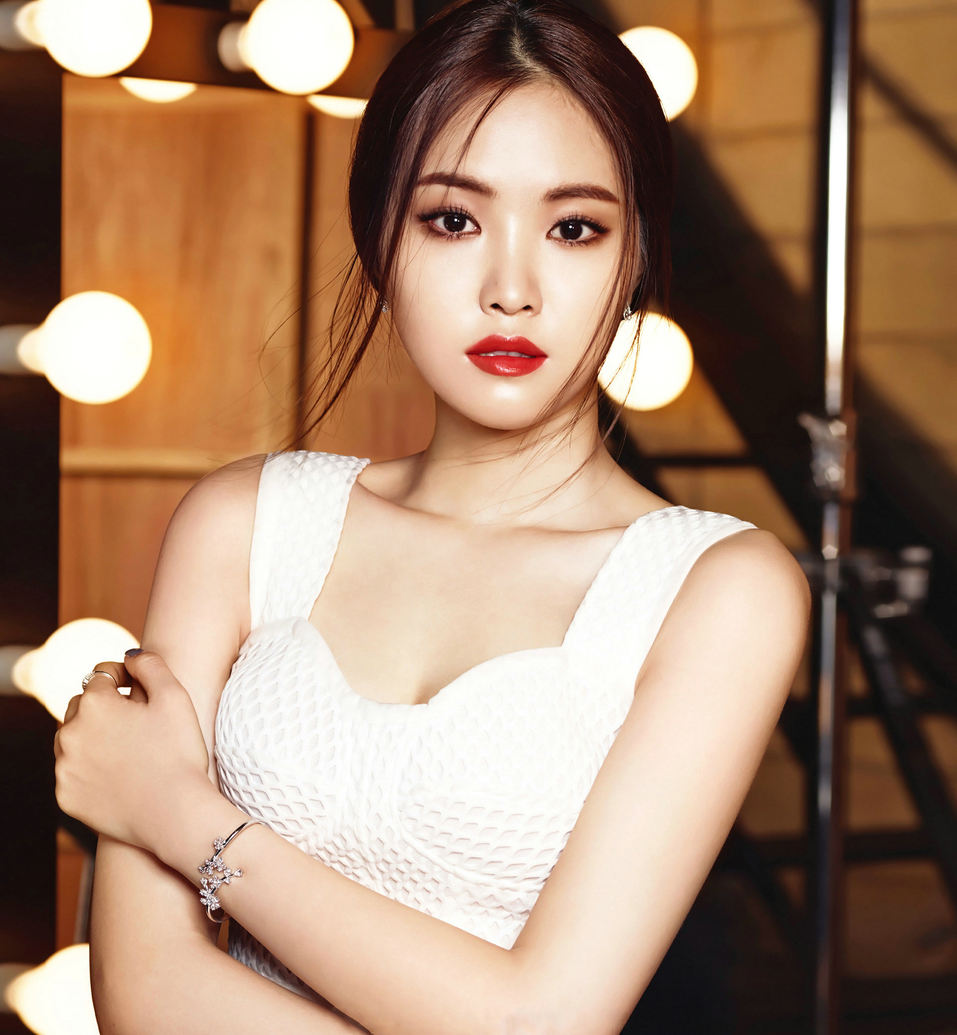 손나은 슈어 6월호 화보.jpg