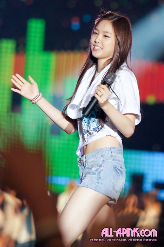 20인치 허리 노출한 에이핑크 손나은