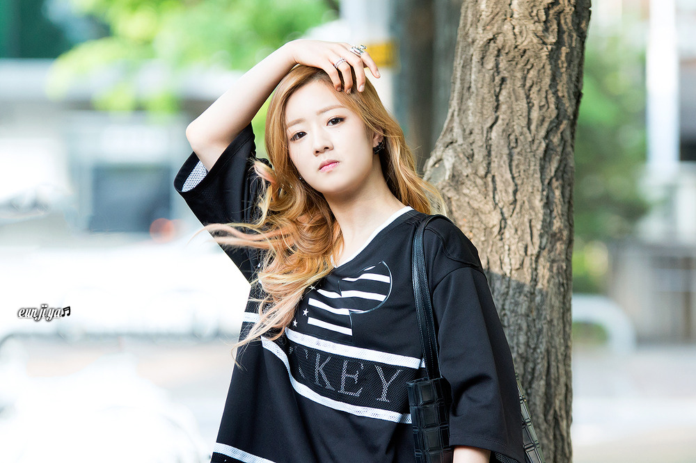 140501 윤보미 밥상의 신 녹화길 직찍.jpg