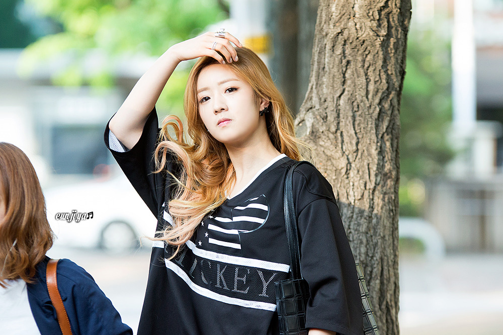 140501 윤보미 밥상의 신 녹화길 직찍.jpg