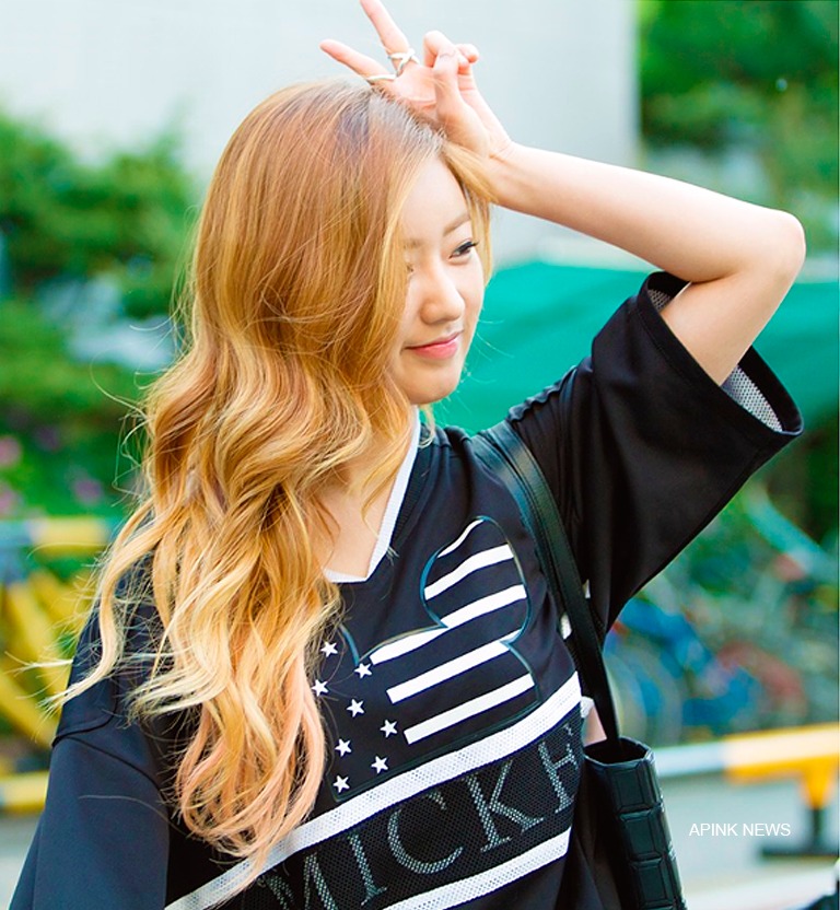 140501 윤보미 밥상의 신 녹화길 직찍.jpg