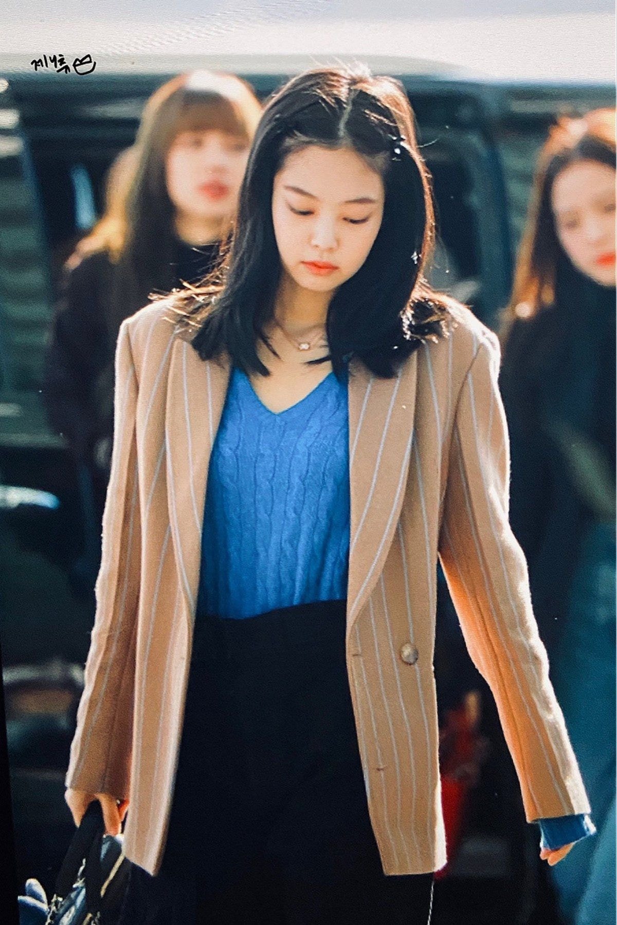 머리핀 꽂고 출국하는 #블랙핑크 #제니