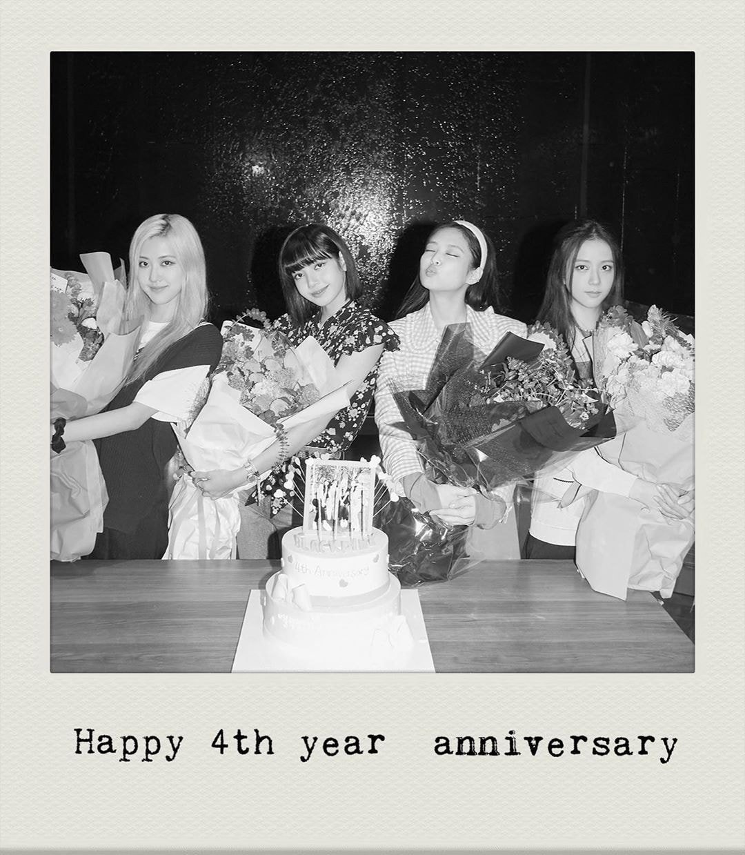 데뷔 4주년 기념으로 제니가 올린 블랙핑크 단체사진