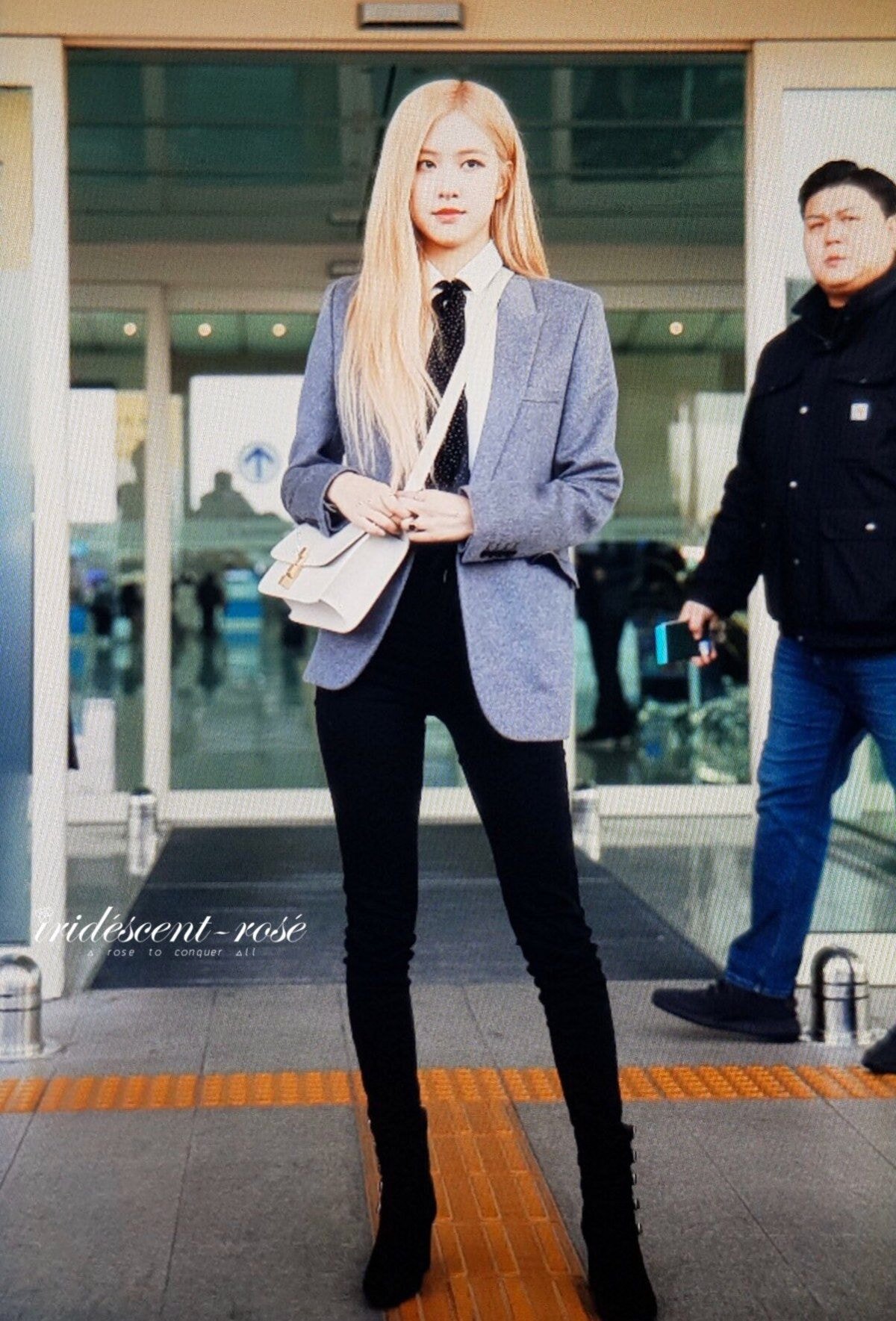 멋들어지게 출국하는 #블랙핑크 로제