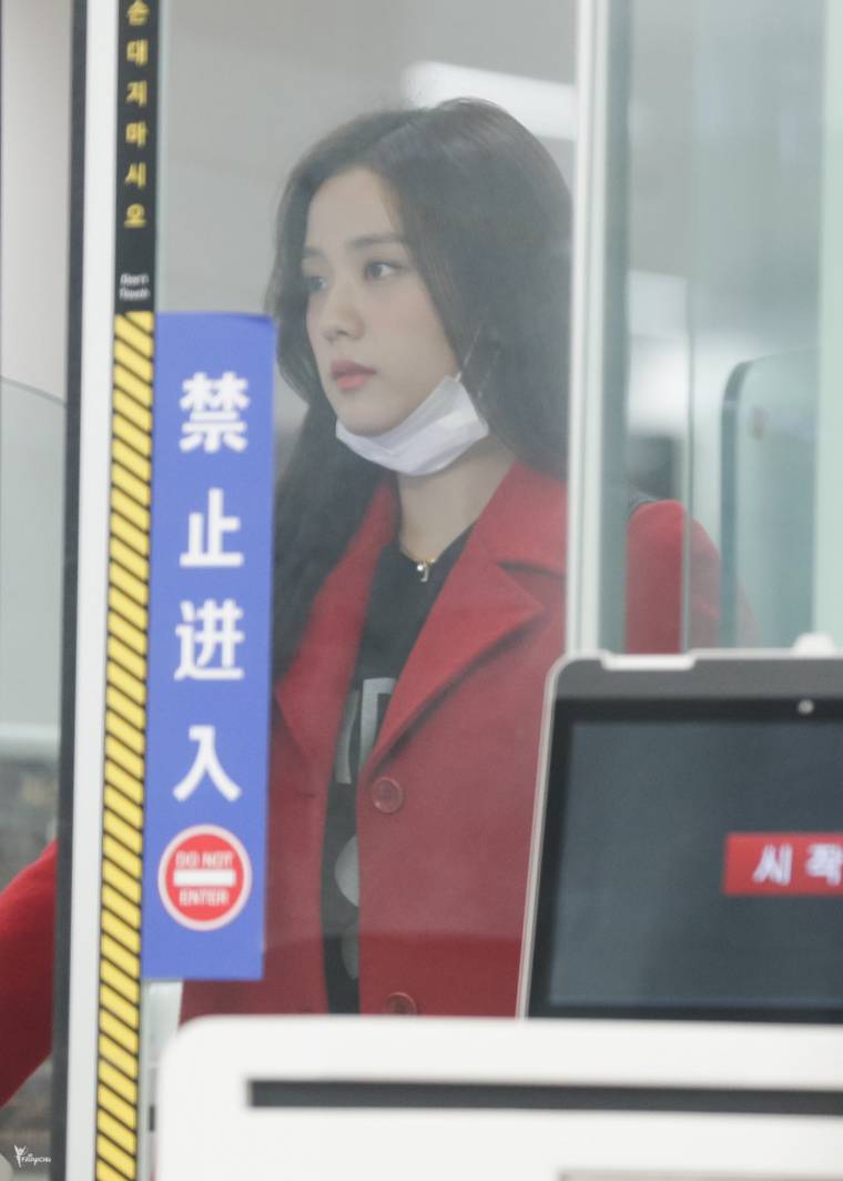 마스크로도 못가리는 #블랙핑크 지수의 미모.jpg