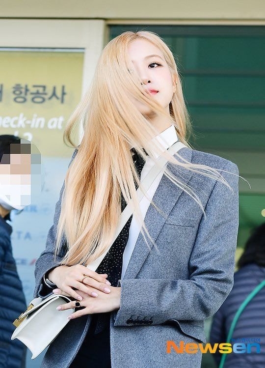 멋들어지게 출국하는 #블랙핑크 로제