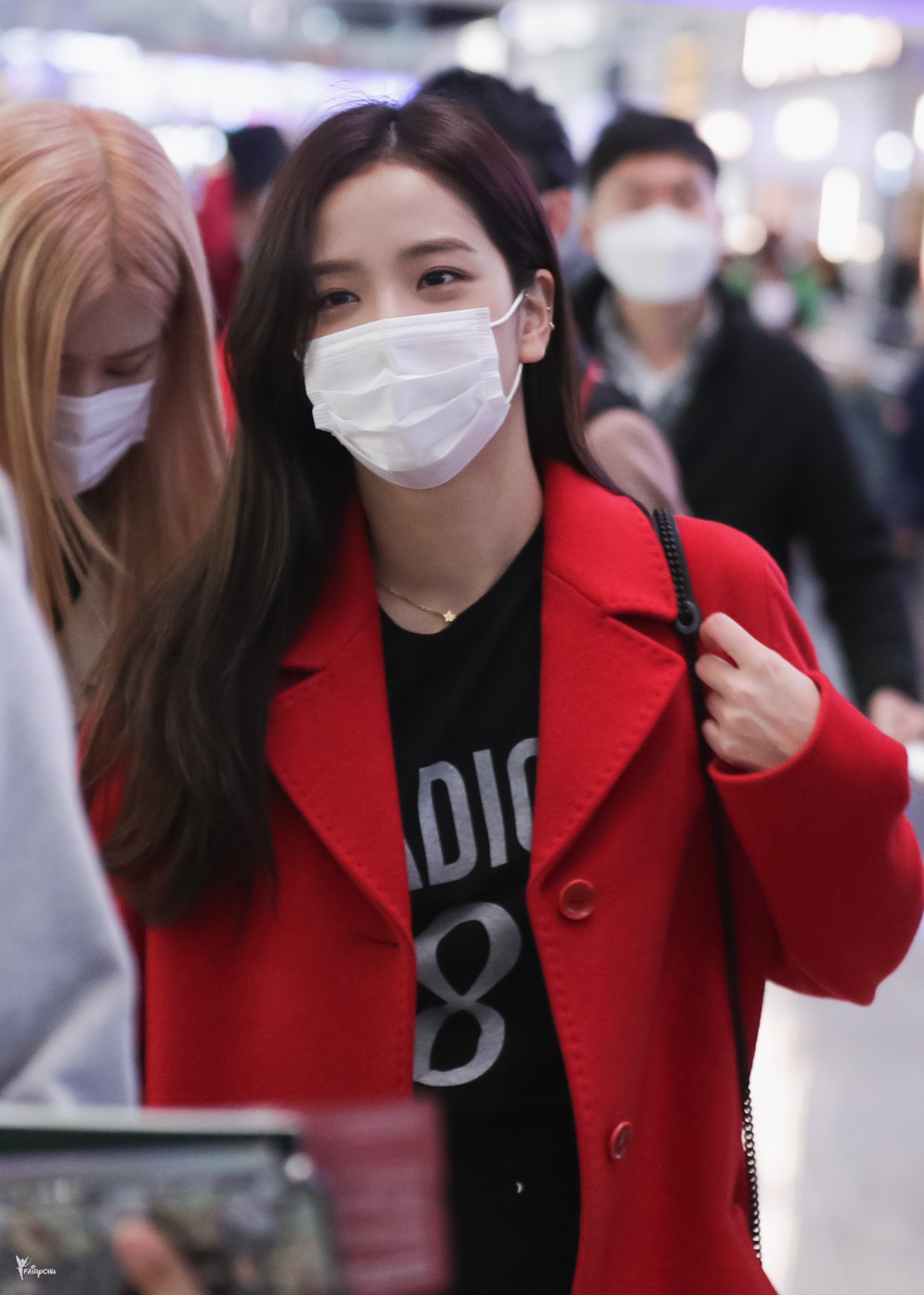 마스크로도 못가리는 #블랙핑크 지수의 미모.jpg