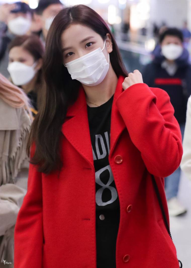 마스크로도 못가리는 #블랙핑크 지수의 미모.jpg