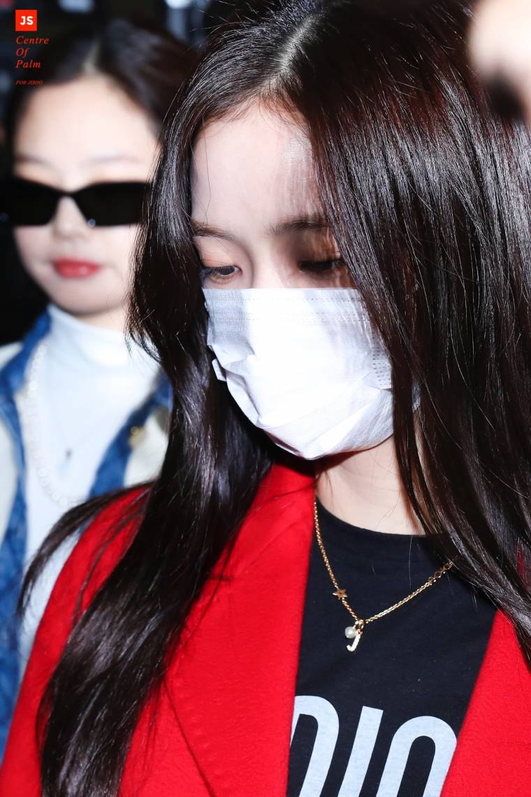 마스크로도 못가리는 #블랙핑크 지수의 미모.jpg