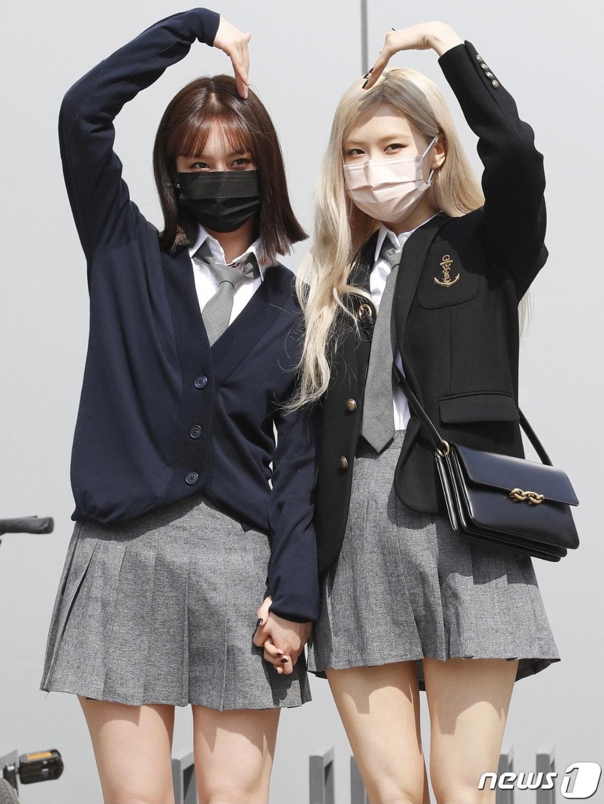 오늘 아는형님 출근길에 생로랑 입고 등장한 블랙핑크 로제