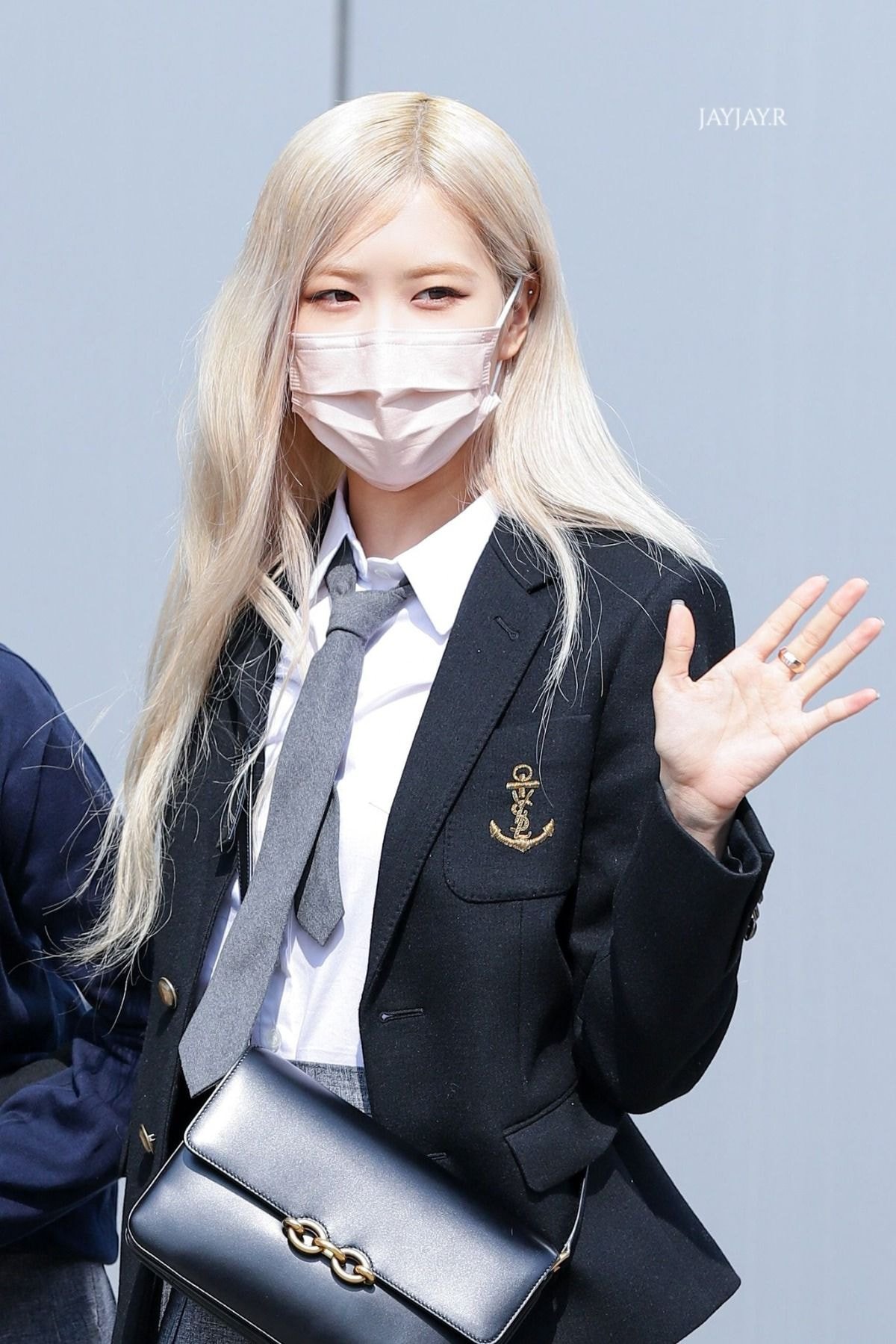 오늘 아는형님 출근길에 생로랑 입고 등장한 블랙핑크 로제
