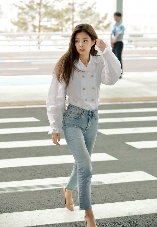 흰 블라우스+청바지만으로도 고급스러운 #블랙핑크 #제니