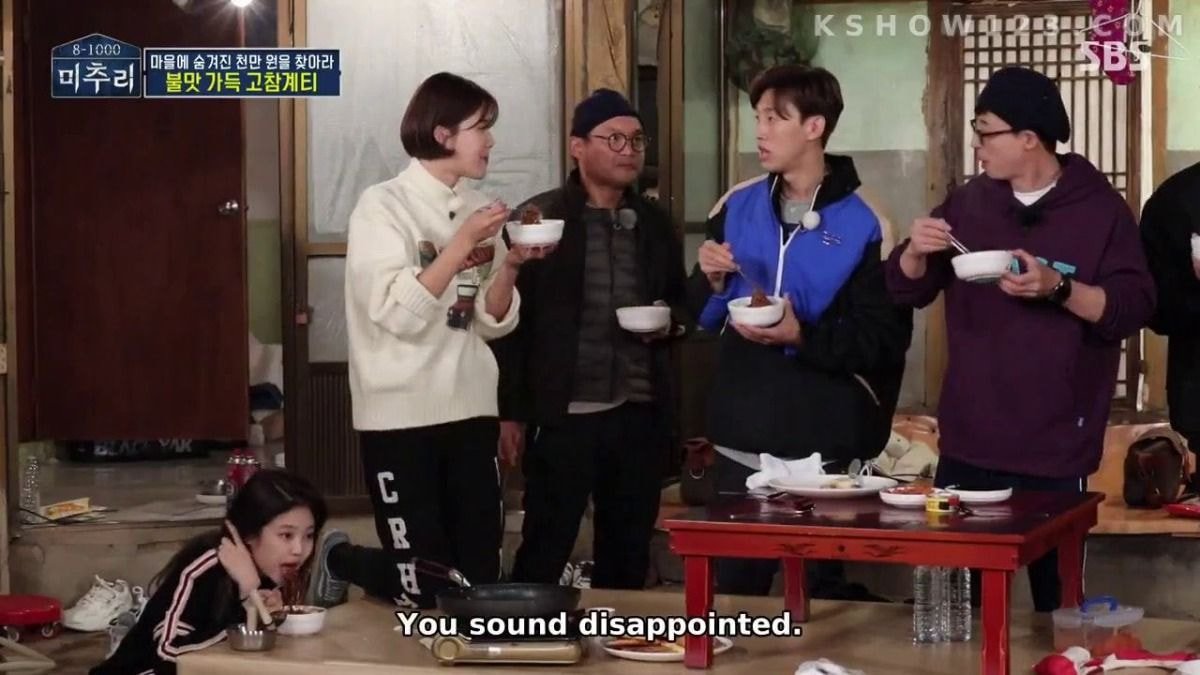 혼자 바닥에서 먹는 제니