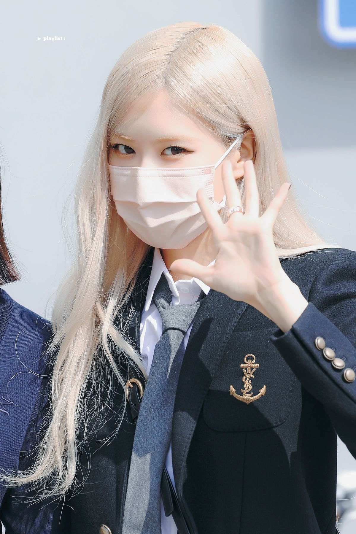 오늘 아는형님 출근길에 생로랑 입고 등장한 블랙핑크 로제