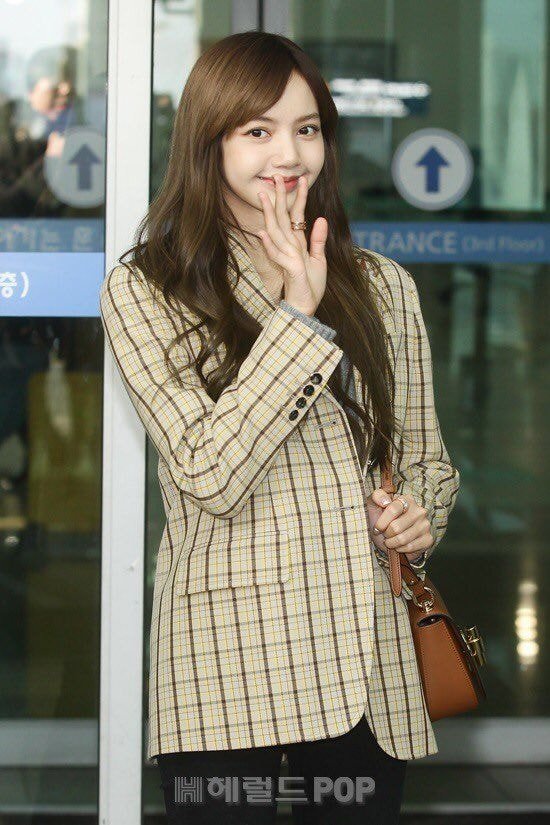 출국하는 #블랙핑크 리사.jpg