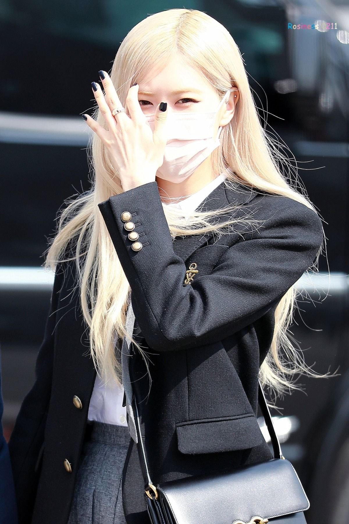 오늘 아는형님 출근길에 생로랑 입고 등장한 블랙핑크 로제