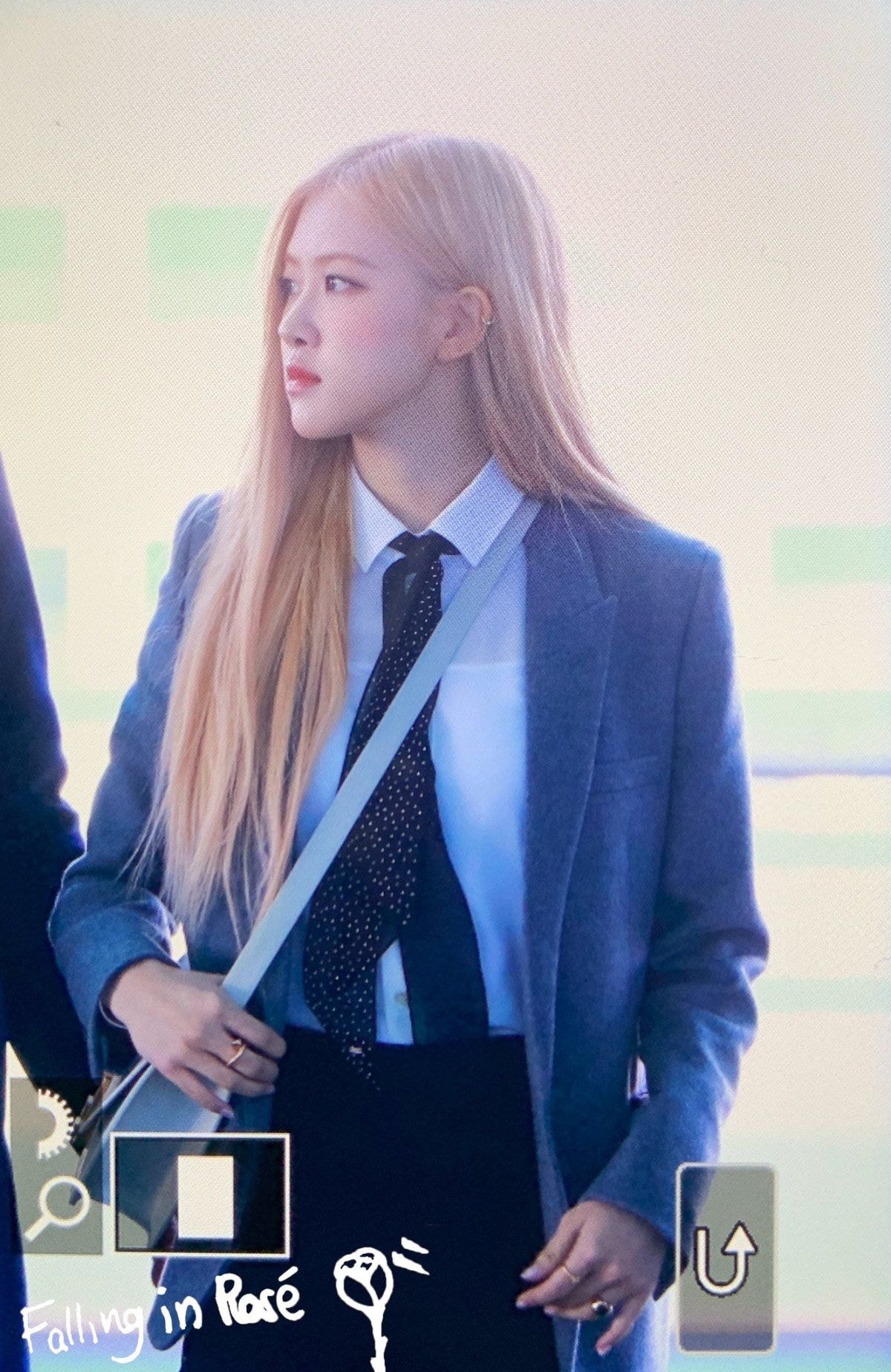 멋들어지게 출국하는 #블랙핑크 로제
