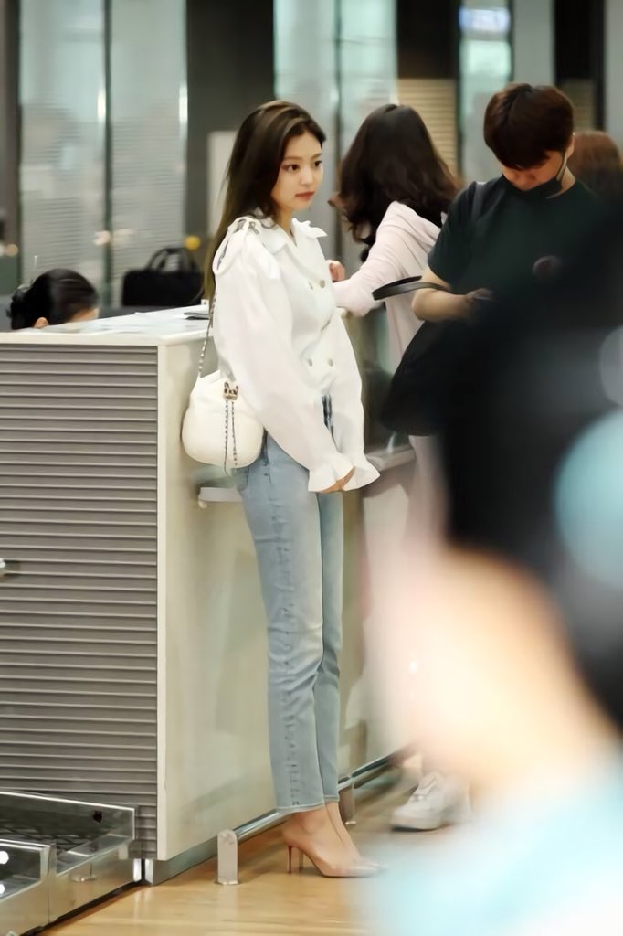 흰 블라우스+청바지만으로도 고급스러운 #블랙핑크 #제니