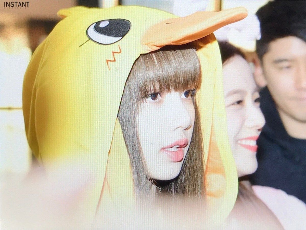오늘자 블랙핑크 지수와 리사의 공항패션.jpgif