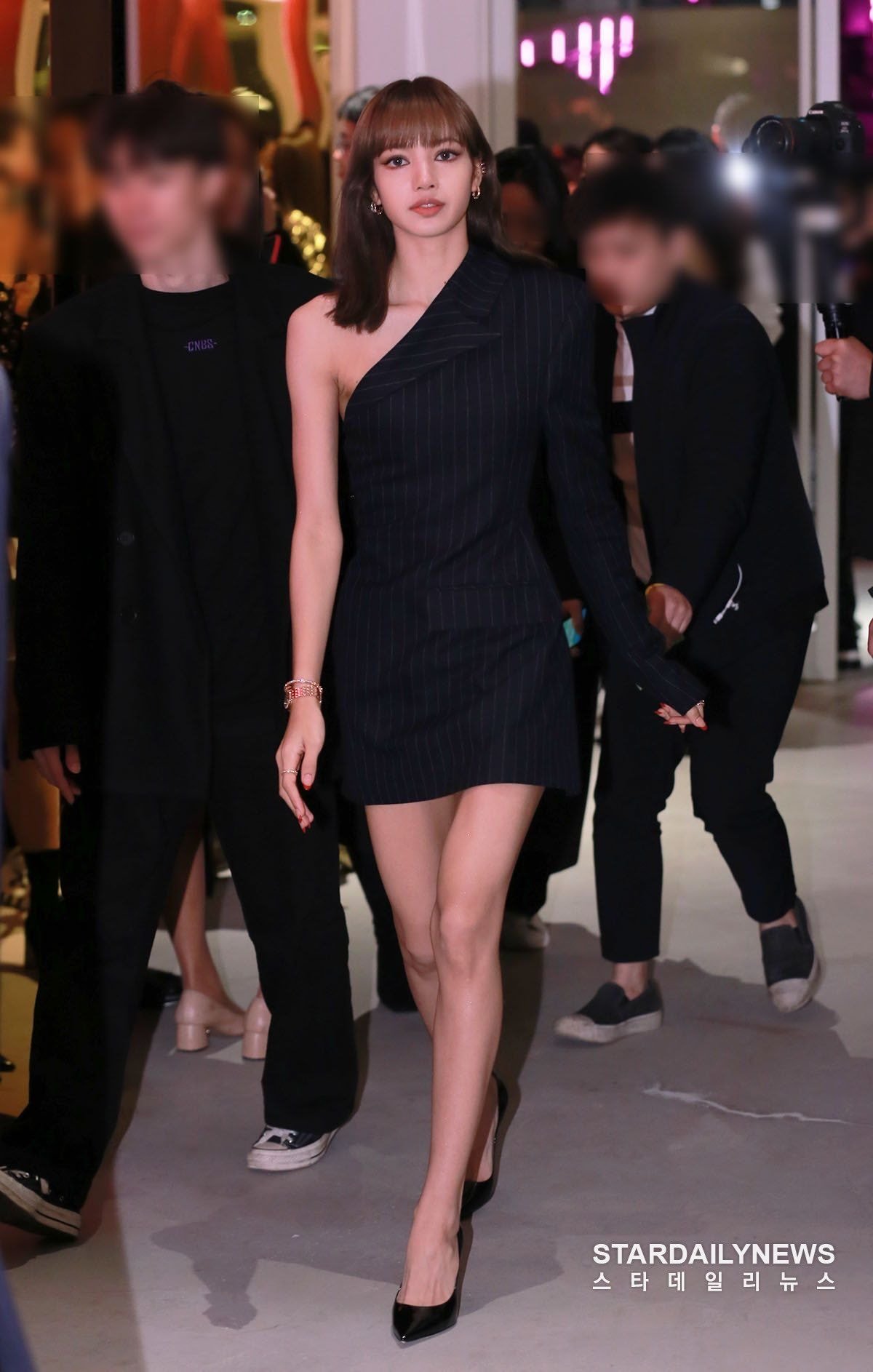 저세상 비율인 블랙핑크 리사.jpg