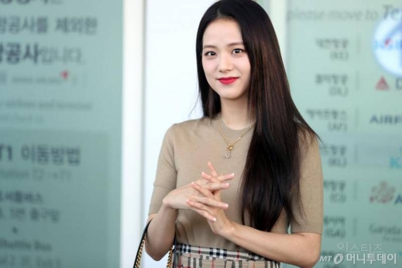 대기선 칼같이 지키는 #블랙핑크 #지수 (런던 버버리 패션위크 참석차 출국)