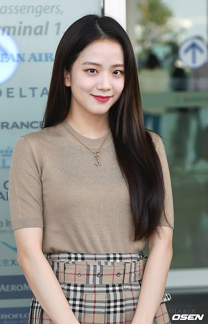 대기선 칼같이 지키는 #블랙핑크 #지수 (런던 버버리 패션위크 참석차 출국)