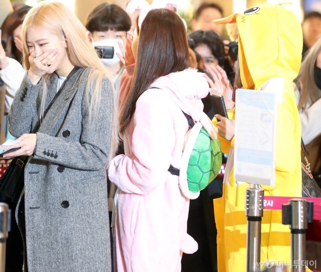 오늘자 블랙핑크 지수와 리사의 공항패션.jpgif